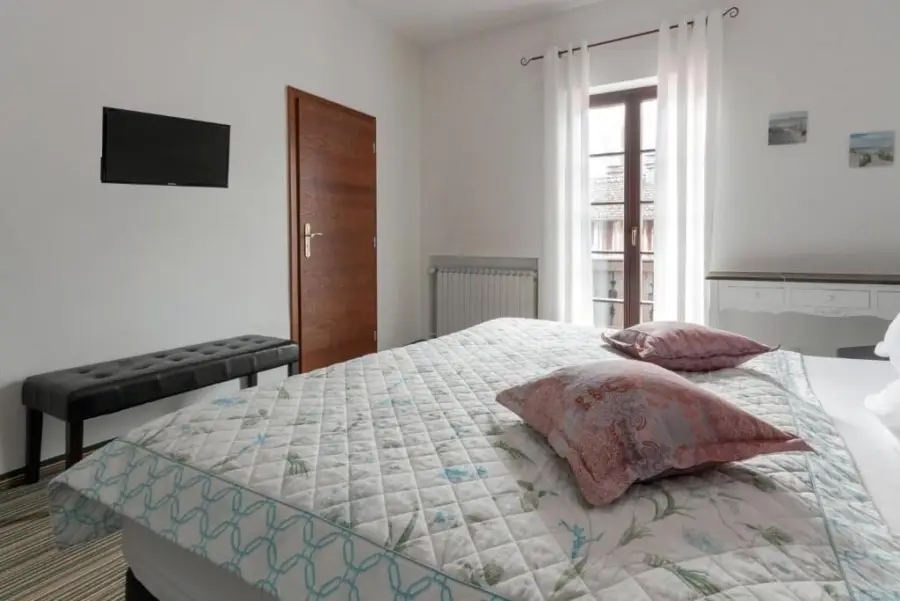 5-bed room with mountain view